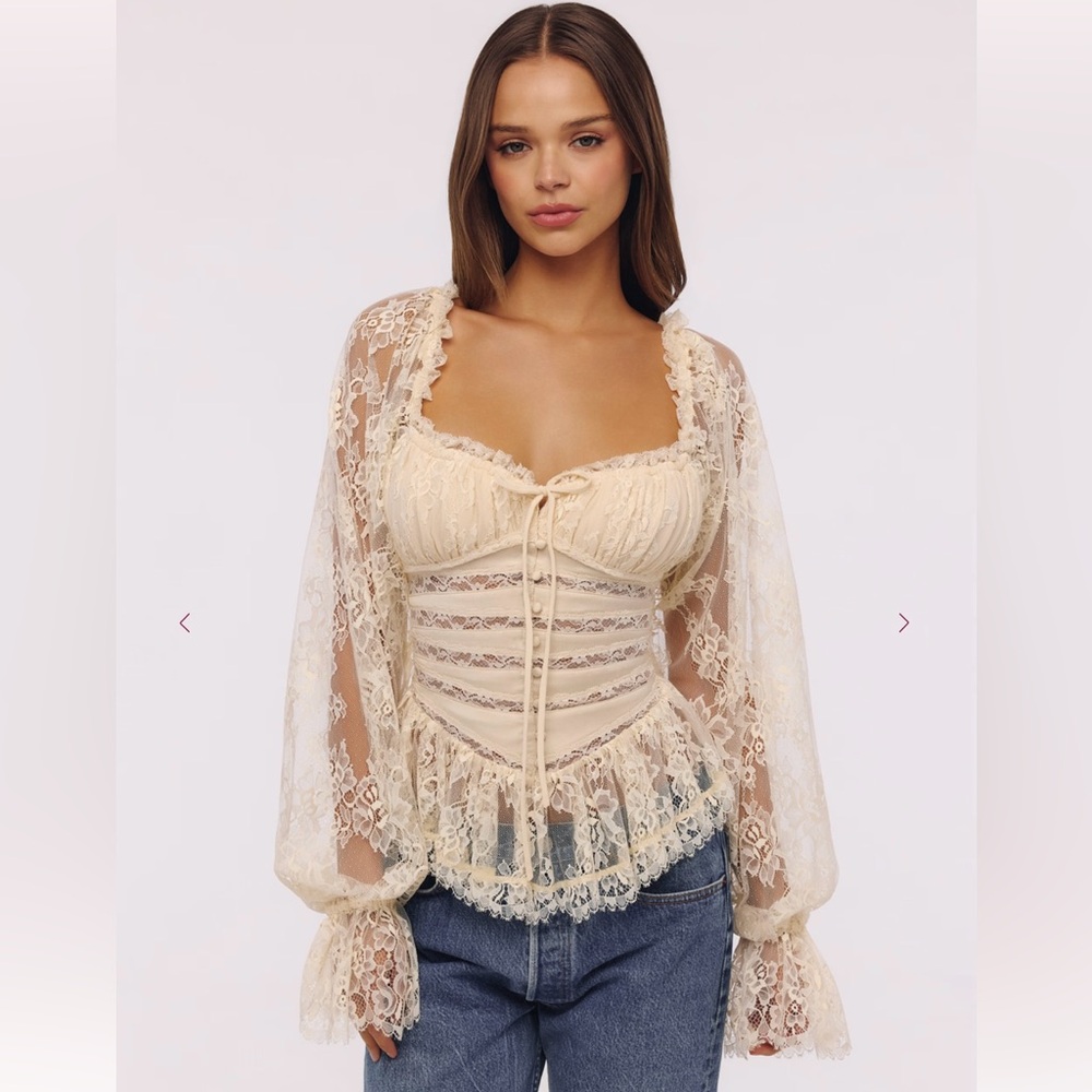 House of CB CARA Vintage Ivory Long Sleeve Lace Peplum Top- size small NWOT 🤍🕊️